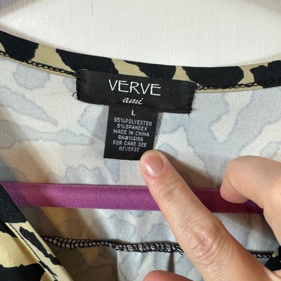 Verve tiger print v-neck 1/2 sleeve blouse with tie waist. Size large - Picture 6 of 7